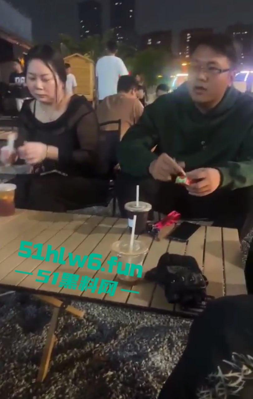 独家曝光！广东小伙约炮遇照骗 网上清纯萌妹线下粗腰胖腿 实在吃不下连夜哄走！-3