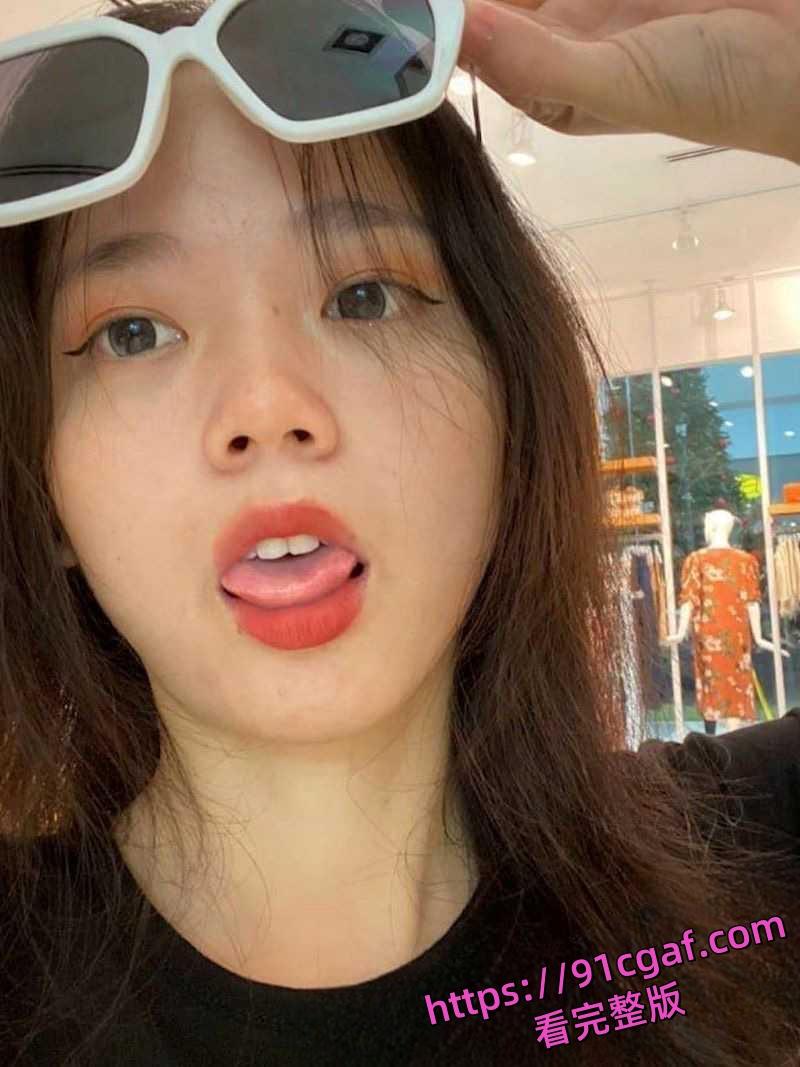 骚货偷情出轨成性被发现后继续出轨 男友一怒之下曝光她下跪道歉和性爱视频！