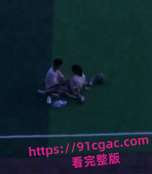 山东工程职业技术大学近日掀起轩然大波！草坪上上演“激情游戏”