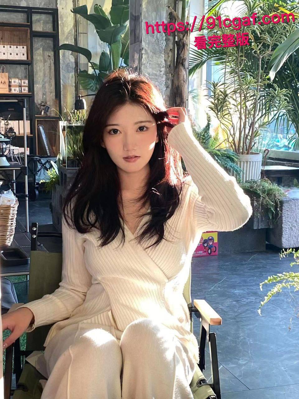 上海外国语大学反差婊 刘圆圆 被金主包养调教视频流出 黑丝开裆裤后入猛捅 被操到浪叫连连！