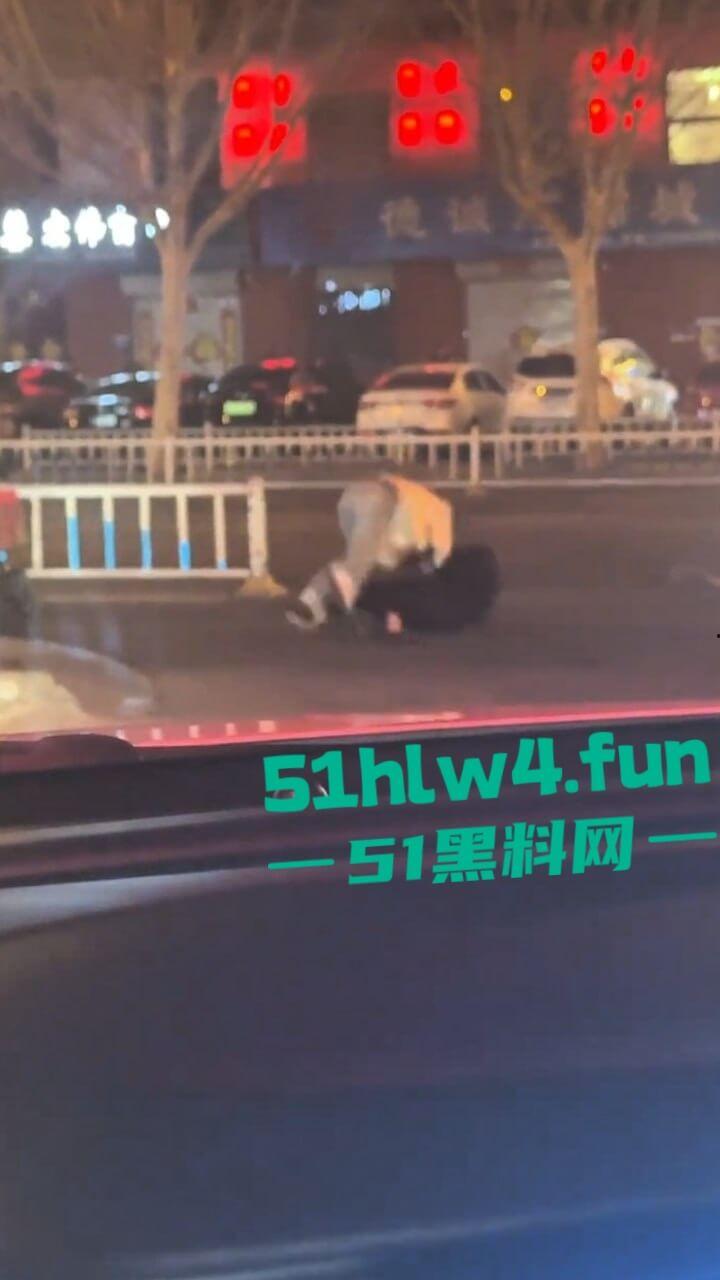 两美女街边对战，拿高跟鞋疯狂打砸据悉是小三被抓，原配暴怒殴打这小三一看就是个嫩妹。