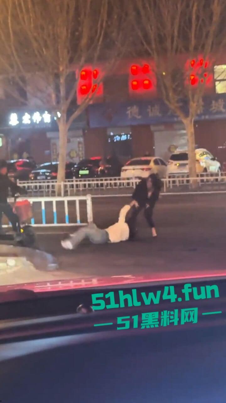 两美女街边对战，拿高跟鞋疯狂打砸据悉是小三被抓，原配暴怒殴打这小三一看就是个嫩妹。-5