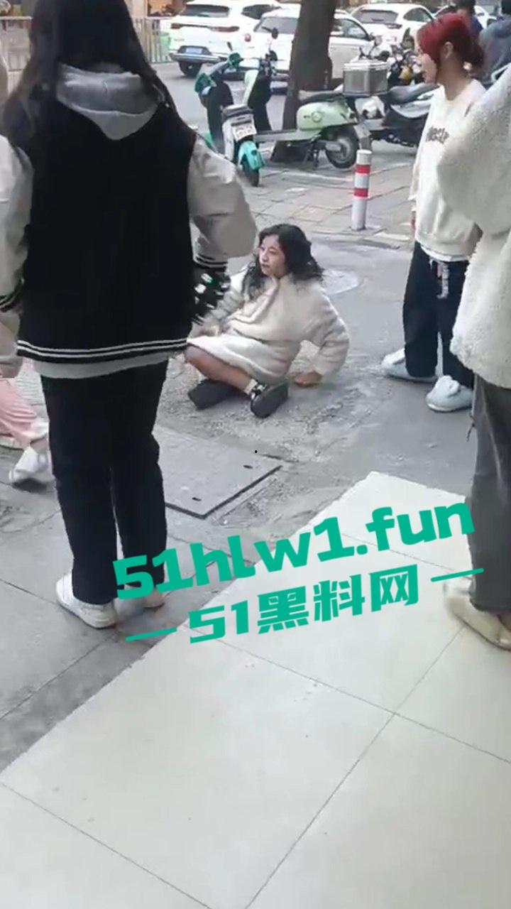 山东枣庄精神小妹霸凌，两帮小美女激情对战，旁边的男学生都看笑了，果然女人打架是男人最爱看的！