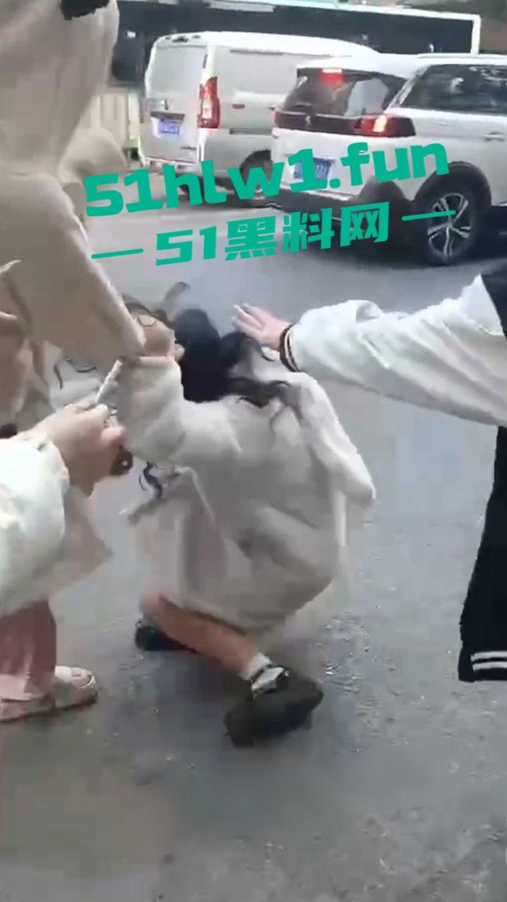 山东枣庄精神小妹霸凌，两帮小美女激情对战，旁边的男学生都看笑了，果然女人打架是男人最爱看的！