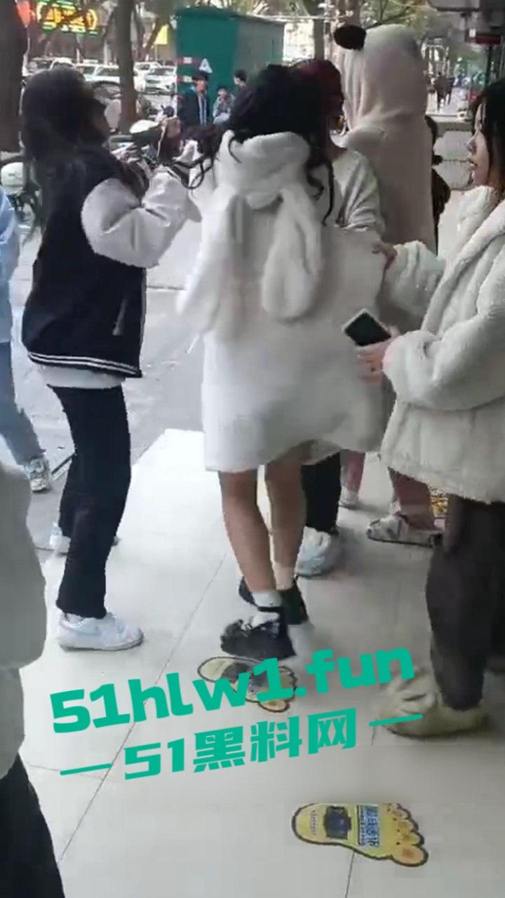 山东枣庄精神小妹霸凌，两帮小美女激情对战，旁边的男学生都看笑了，果然女人打架是男人最爱看的！