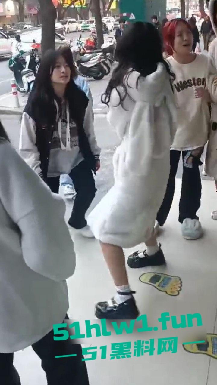 山东枣庄精神小妹霸凌，两帮小美女激情对战，旁边的男学生都看笑了，果然女人打架是男人最爱看的！-6