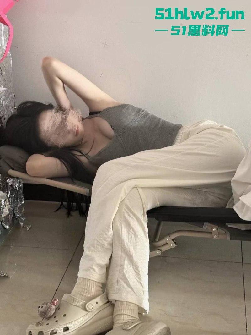 实名曝婊重庆师范学院【李璐君】爱玩约炮软件见面即可光速开房，巨乳蜜臀人骚又好上。