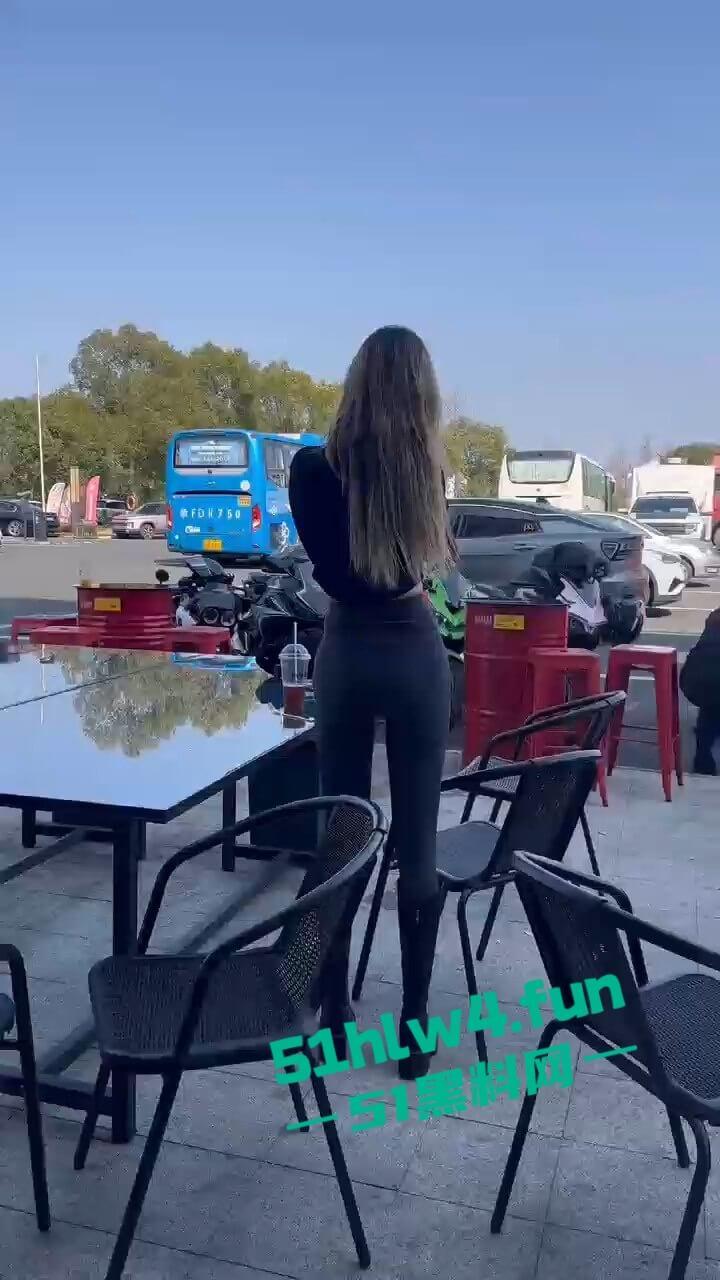 车祸现场，奥体美腿女骑手压弯摔车被摔出脑浆，美腿女骑装逼不成惨遭勾魂。