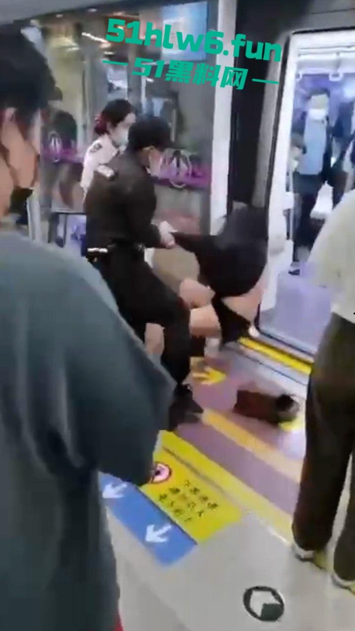 老瓜新吃！西安地铁保安拖拽女乘客事件持续发酵三大疑问待解，近日再度冲上热搜。