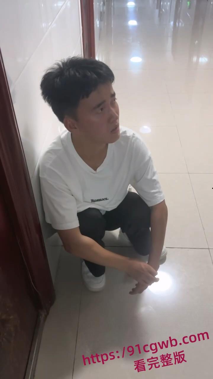 贵州民族大学潜入寝室偷拍男恳求女生们勿扩散 高校女生们勇擒潜入寝室偷拍男! ​​​