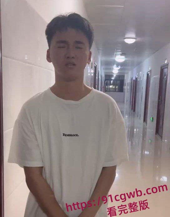 贵州民族大学潜入寝室偷拍男恳求女生们勿扩散 高校女生们勇擒潜入寝室偷拍男! ​​​-9