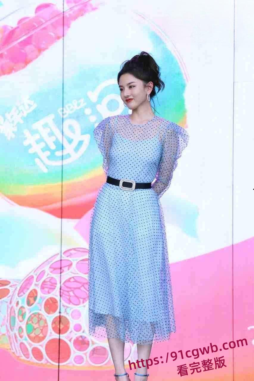 宋祖儿机场真空露脐装，小乳头活蹦乱跳，被狗仔发现了还想遮掩。附带一比一AI视频！-1