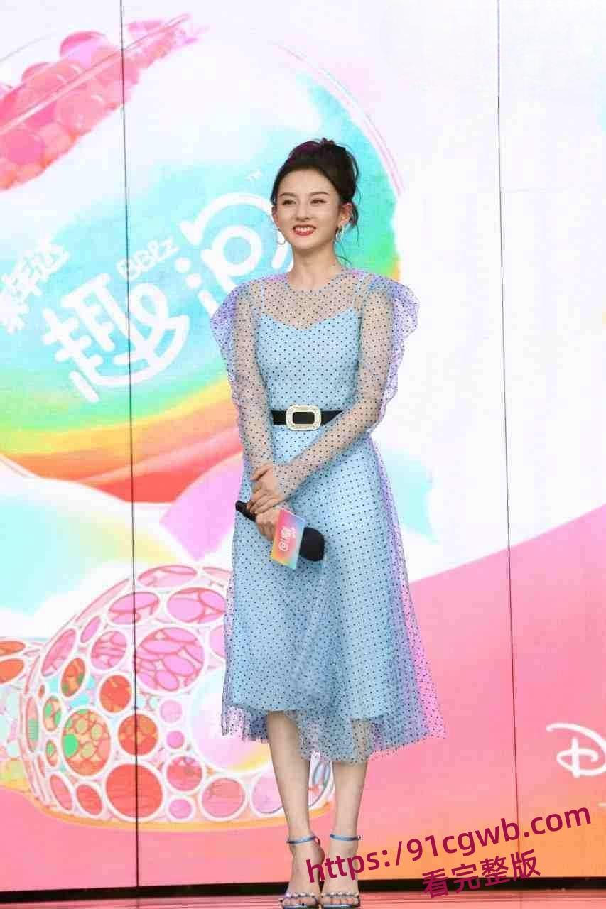 宋祖儿机场真空露脐装，小乳头活蹦乱跳，被狗仔发现了还想遮掩。附带一比一AI视频！-4