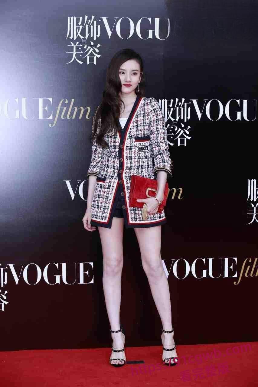 宋祖儿机场真空露脐装，小乳头活蹦乱跳，被狗仔发现了还想遮掩。附带一比一AI视频！-7