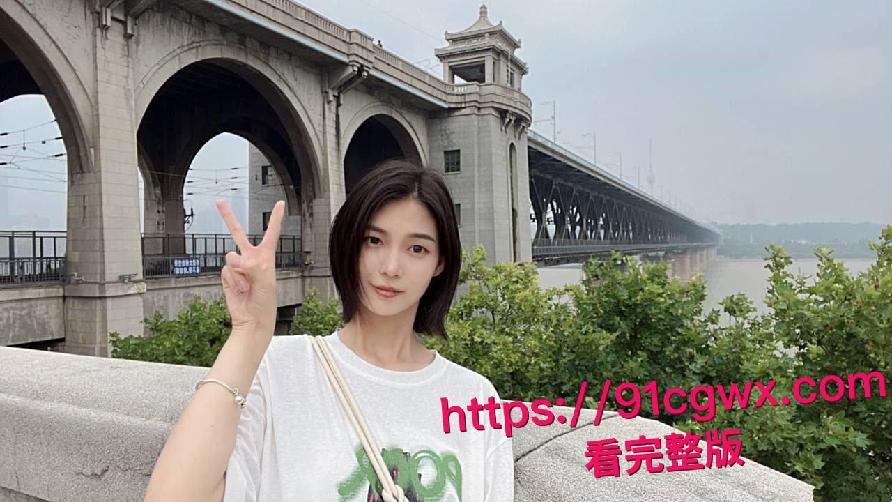 云南高校19岁甜美女大生周闫妮应聘模特惨遭面试官PUA:全裸洗澡镜头曝光流出!-1