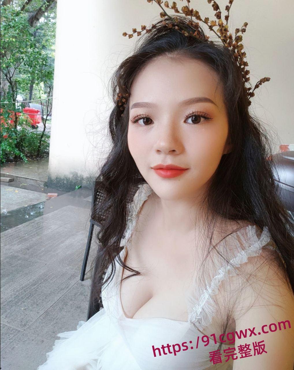 绿母骚妻张悦在公司做客服却还要主动献逼给同事玩3P 穿着黑丝趴在窗前遭受肉棒狂怼打桩！