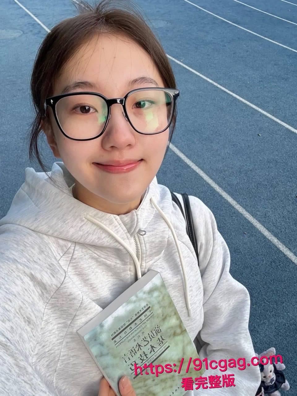 单纯漂亮的极品学妹被我花言巧语约到出租房，给她药翻抱着狠狠一顿操，拍下视频留着要挟她！