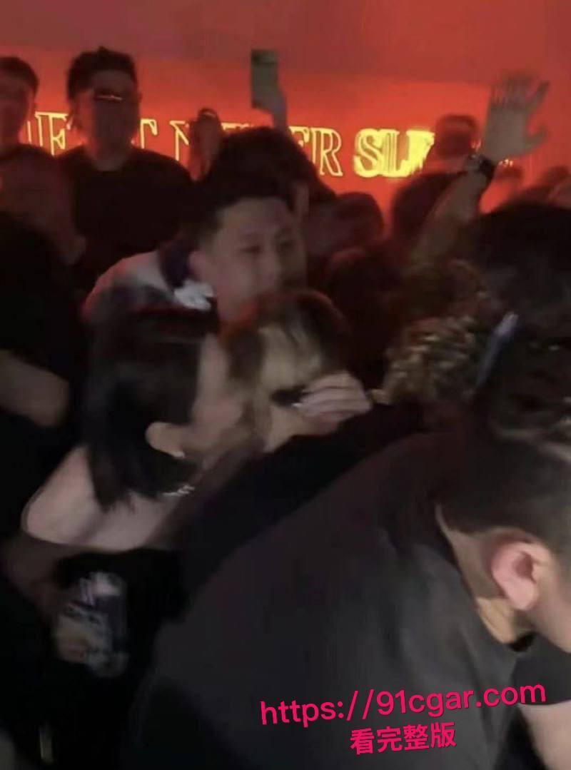 顶流明星 王嘉尔 自曝解决生理需求方式 私生活混乱竟是上海夜店常客 狂欢蹦迪勾搭女粉 床照亲密照全网疯传！-5