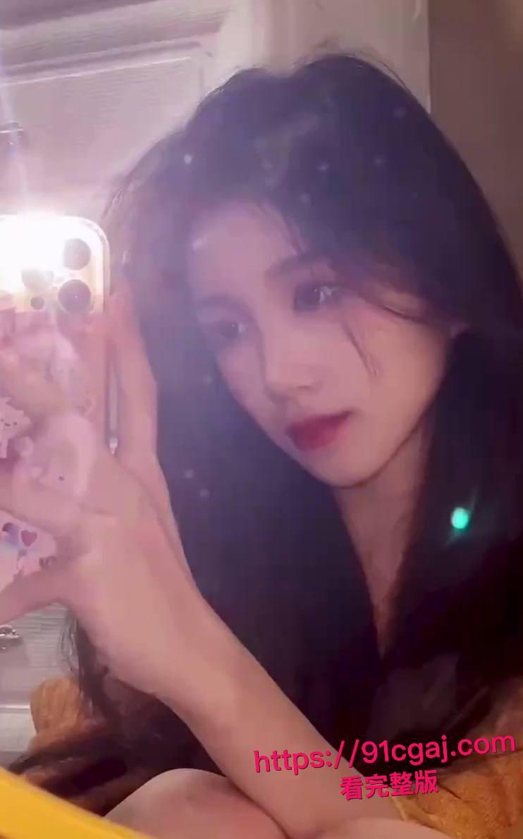 超极品美少女遭渣男泄密视频爆火！嫩白顶级身材主动掰逼求插，渣男大屌狂干成喷水母狗，羡慕死人了！-7