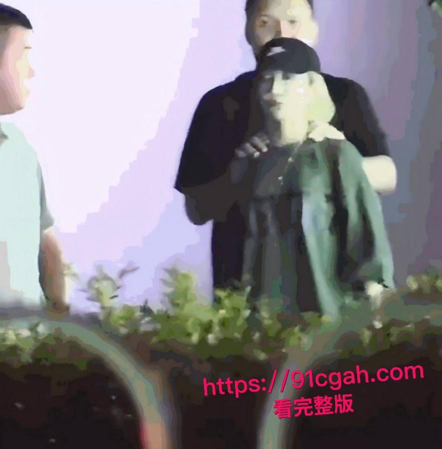 中国有嘻哈总导演 车澈 与李嘉格离异后与 乃万 曝出黑料 当街小便搂搂抱抱 酒店开房视频曝光!-15