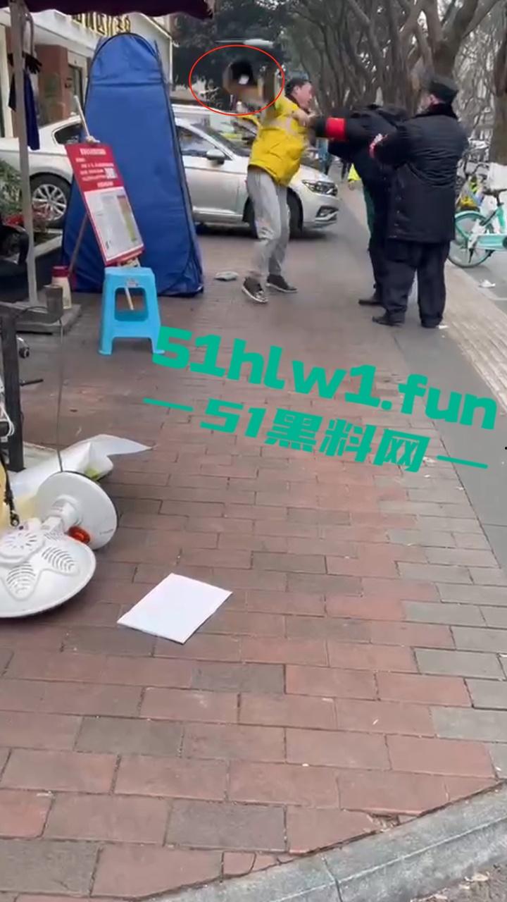 上海花园小区，保安和外卖员互殴。老头为难外卖员，对其进行辱骂侮辱，被外卖小哥抡头盔爆揍！