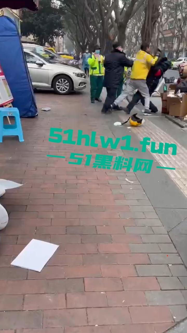上海花园小区，保安和外卖员互殴。老头为难外卖员，对其进行辱骂侮辱，被外卖小哥抡头盔爆揍！-2