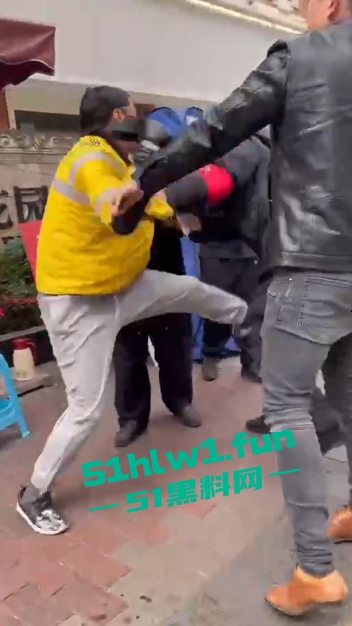 上海花园小区，保安和外卖员互殴。老头为难外卖员，对其进行辱骂侮辱，被外卖小哥抡头盔爆揍！-3
