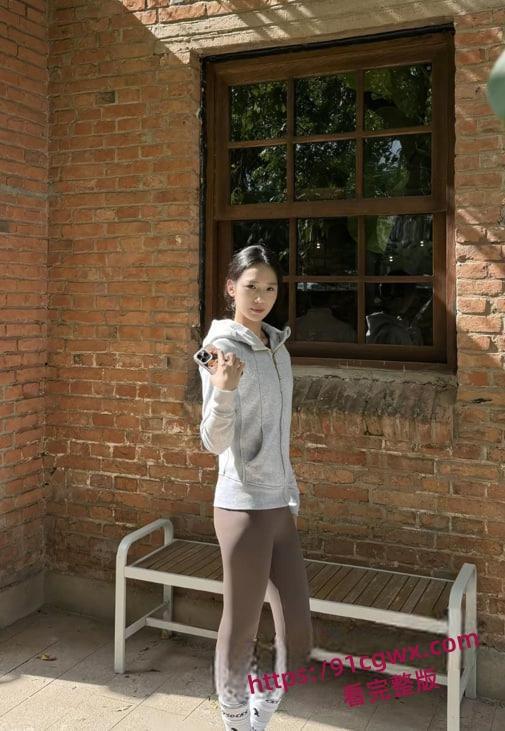 华北电力大学校园长椅成新的网红打卡点女孩脱外套只剩短裙,尼哥压上身,舌吻拉丝湿热-1