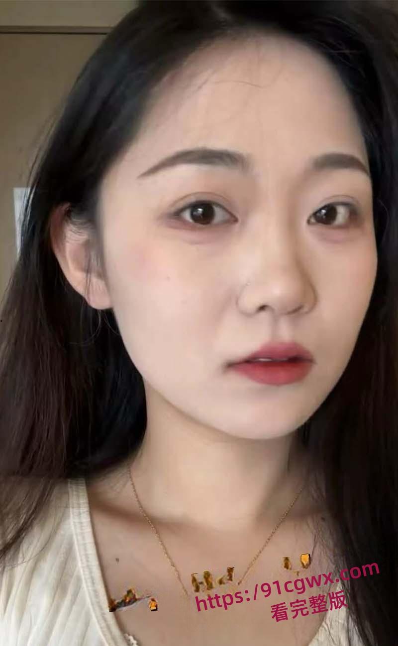 华北电力大学校园长椅成新的网红打卡点女孩脱外套只剩短裙,尼哥压上身,舌吻拉丝湿热-3