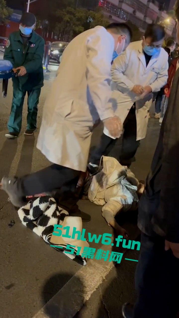 精神小伙带美女飙车失控撞车当场超度,黑丝美女瞬间被摔成麻花扭成三折叠。-4