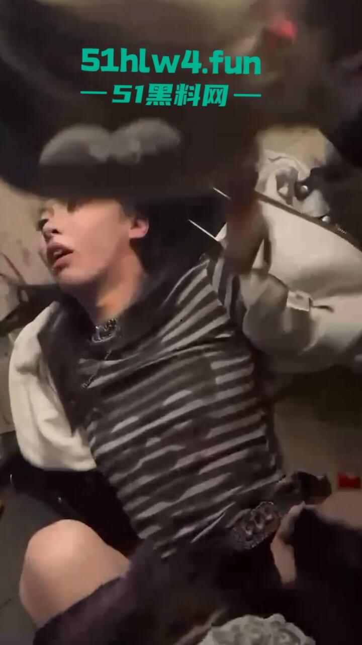 广州精神小妹磕药过量,当街挺尸路人见死不救还趁机摸奶抠逼视频曝光,下三滥的朋友真下头!-7