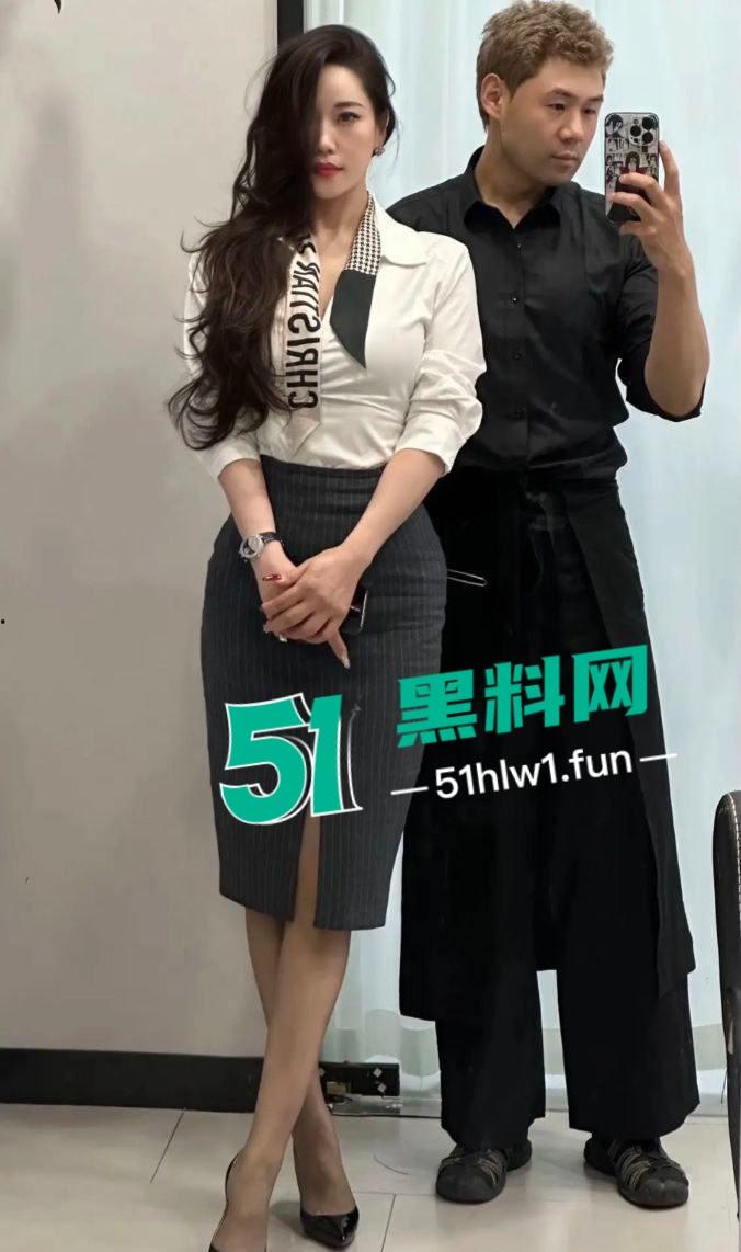 高跟连衣裙名媛【C姨】被老头后入到哭 出气入气全是浪,后入呻吟让人想关音量但舍不得!-1