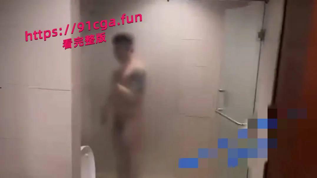 炸裂 聚众淫乱被抓 清一色男男 小小的房间里能有二三十号人！ #男性聚众淫乱-4