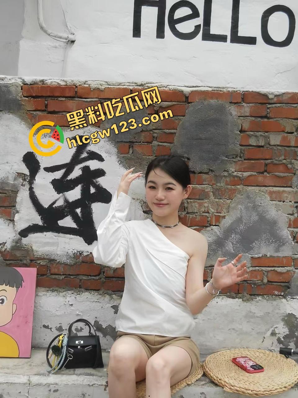 青岛女神【吴雯】表面名媛，私下跪舔金主深喉泪崩，她的喉咙比逼还紧，跪舔的模样比站着还贱！