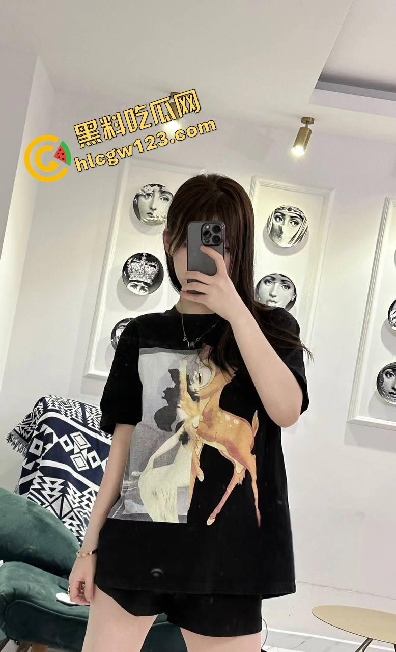 青岛女神【吴雯】表面名媛，私下跪舔金主深喉泪崩，她的喉咙比逼还紧，跪舔的模样比站着还贱！