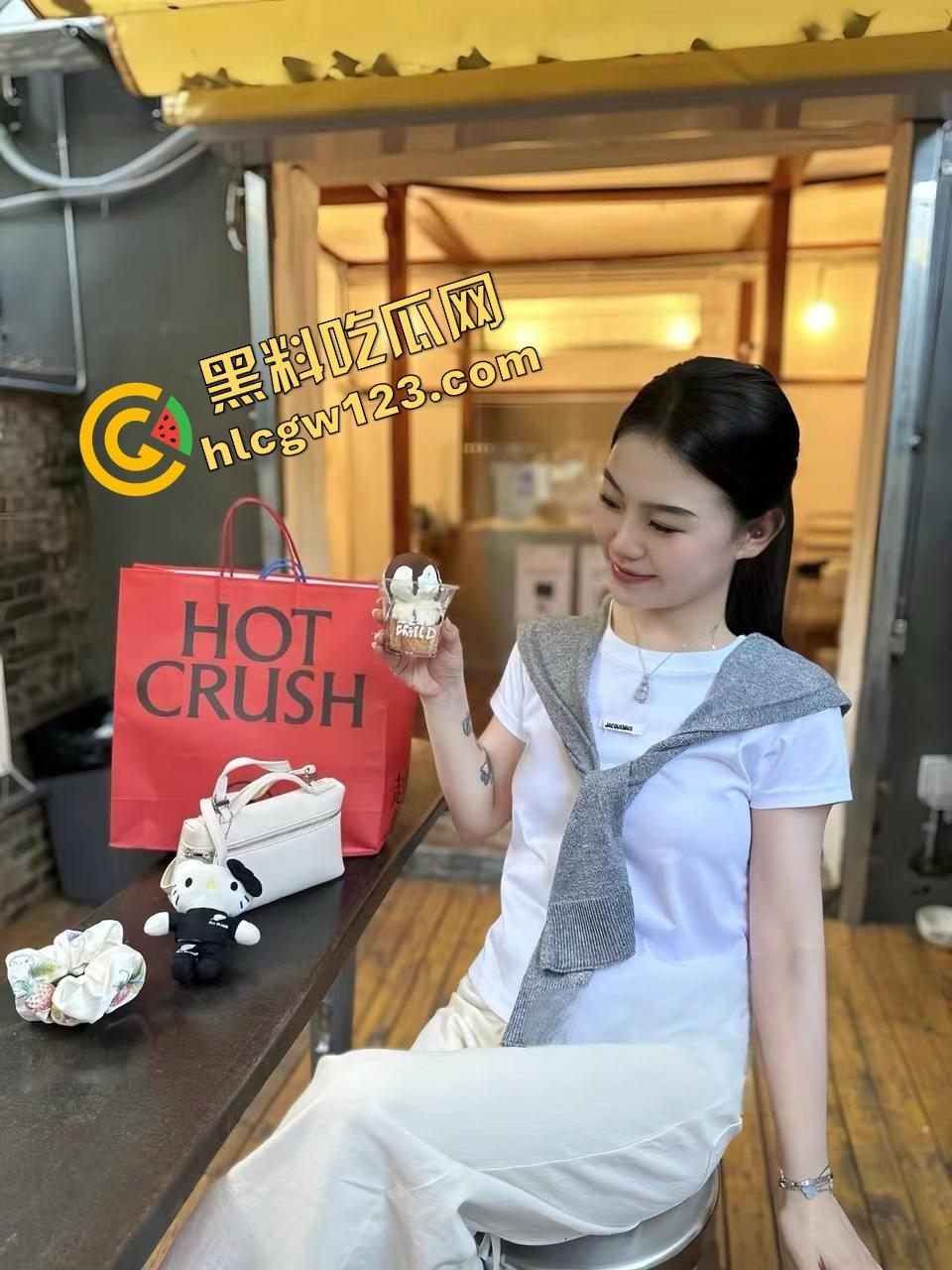 青岛女神【吴雯】表面名媛，私下跪舔金主深喉泪崩，她的喉咙比逼还紧，跪舔的模样比站着还贱！