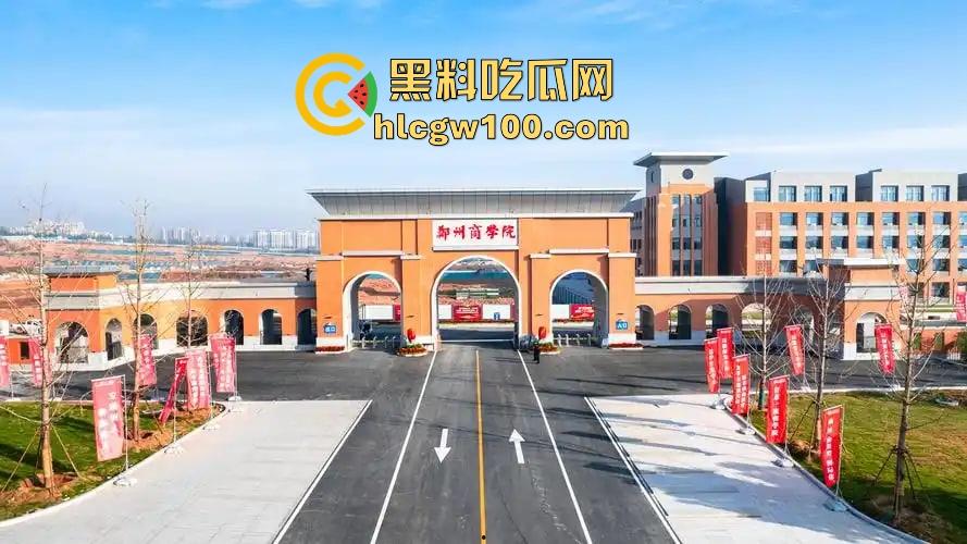 郑州商学院教室不学计算机学日逼，监控直接曝光成年度大瓜，教室性价比吊打大床房，同学你火了知道吗？