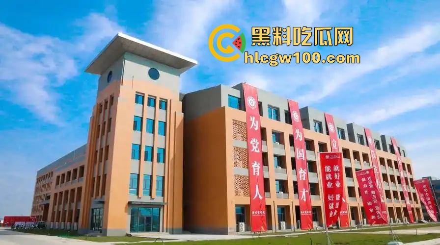 郑州商学院教室不学计算机学日逼，监控直接曝光成年度大瓜，教室性价比吊打大床房，同学你火了知道吗？