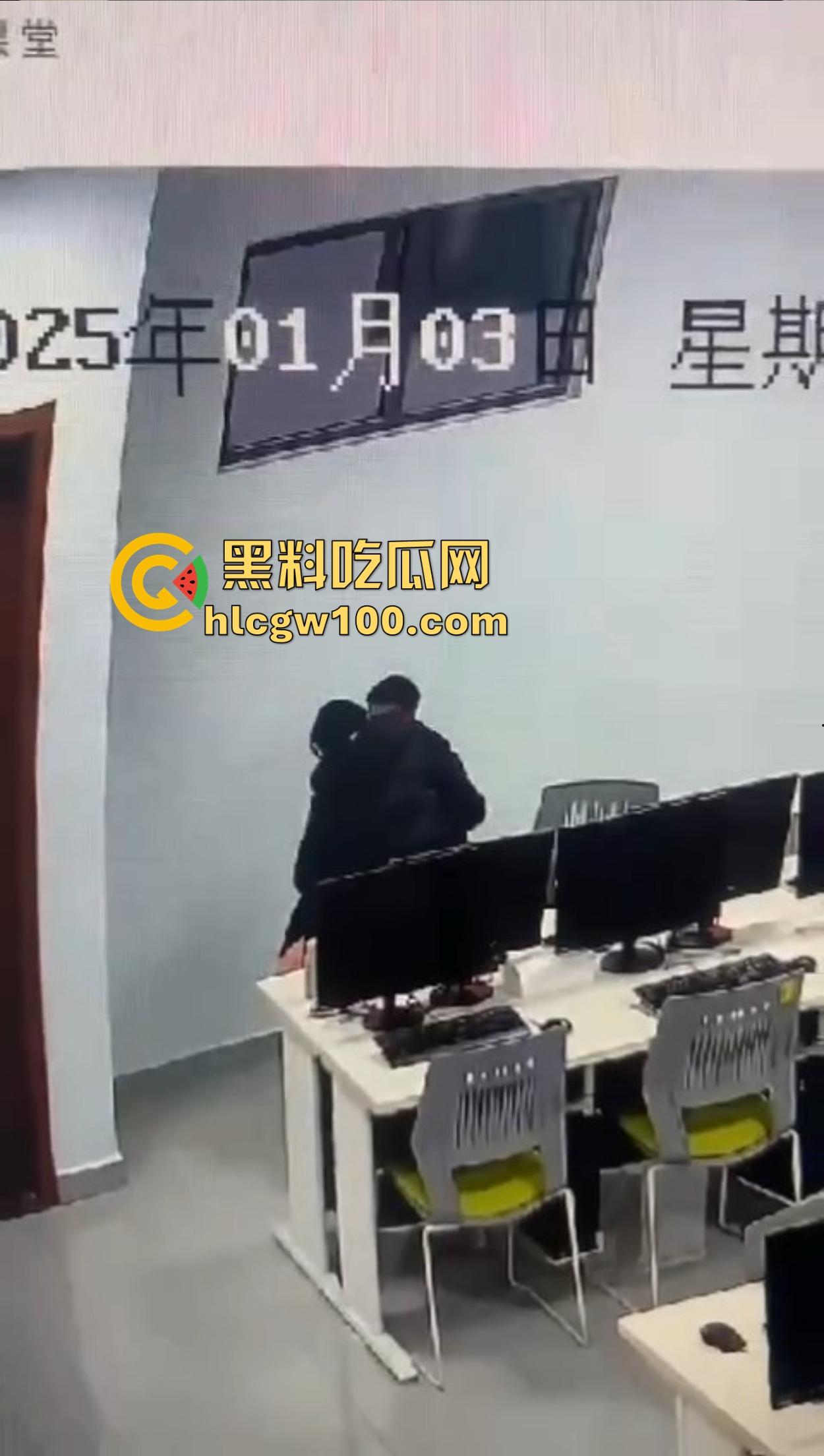 郑州商学院教室不学计算机学日逼,监控直接曝光成年度大瓜,教室性价比吊打大床房,同学你火了知道吗?-6