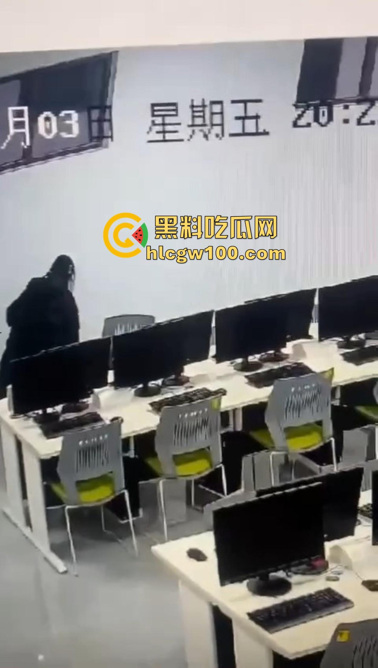 郑州商学院教室不学计算机学日逼,监控直接曝光成年度大瓜,教室性价比吊打大床房,同学你火了知道吗?-9