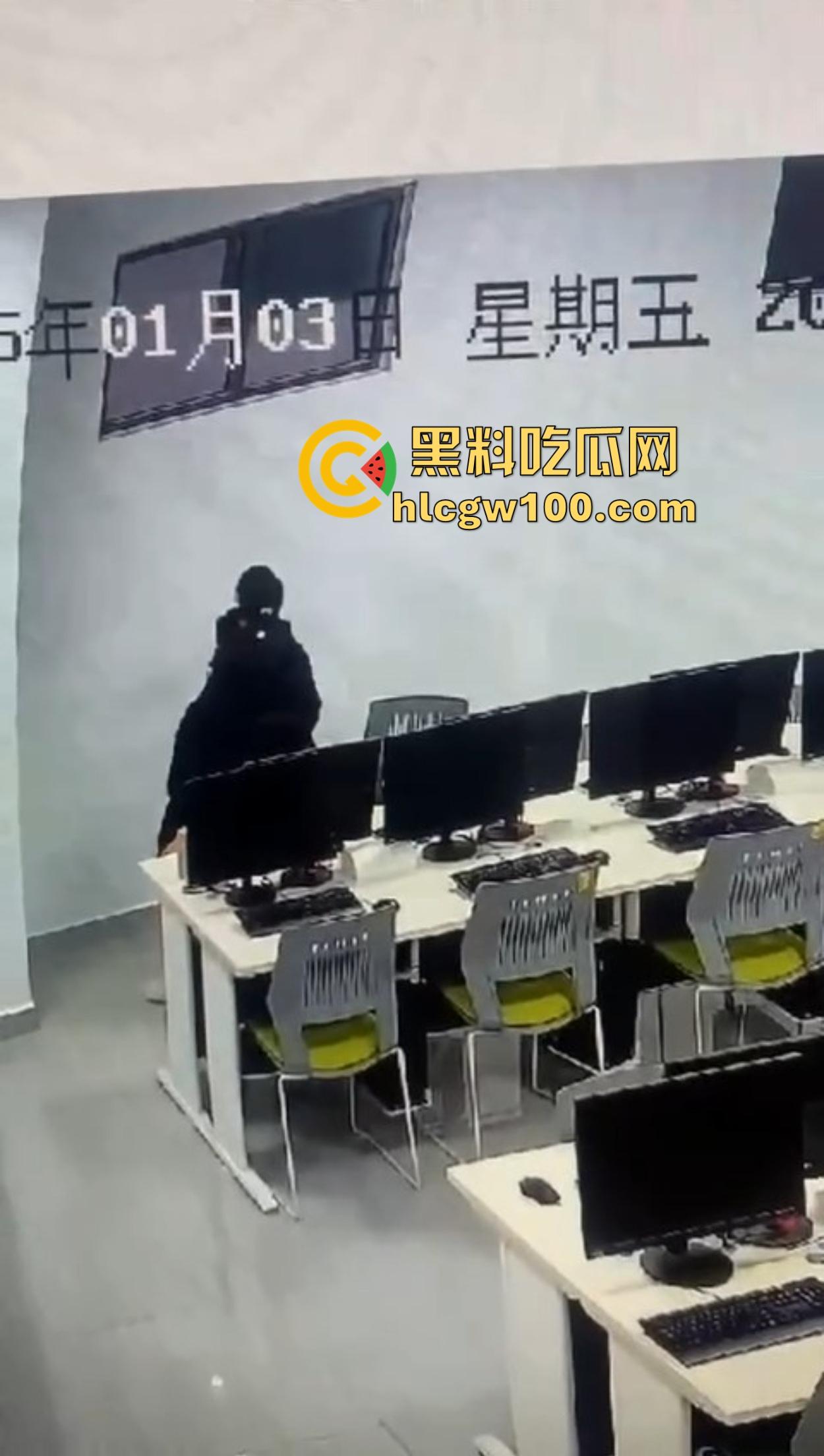 郑州商学院教室不学计算机学日逼,监控直接曝光成年度大瓜,教室性价比吊打大床房,同学你火了知道吗?-11