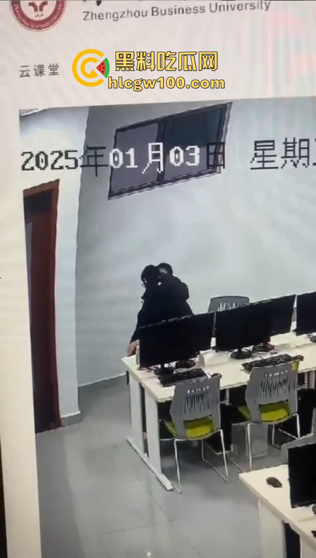 郑州商学院教室不学计算机学日逼,监控直接曝光成年度大瓜,教室性价比吊打大床房,同学你火了知道吗?-12