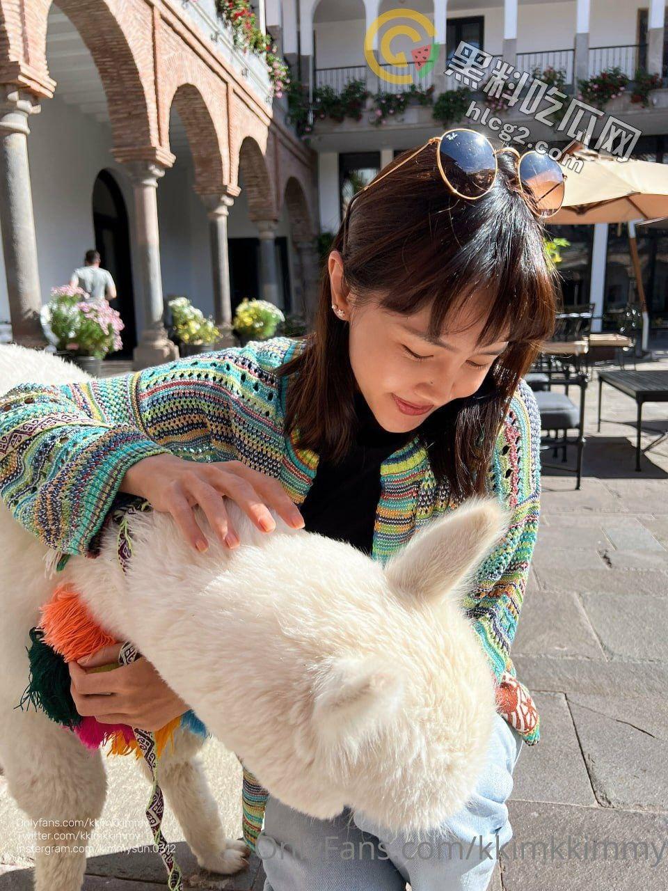 户外露出颜射，黑丝高跟巨乳白虎肥鲍引爆草原，画面刺激超乎想象！-4