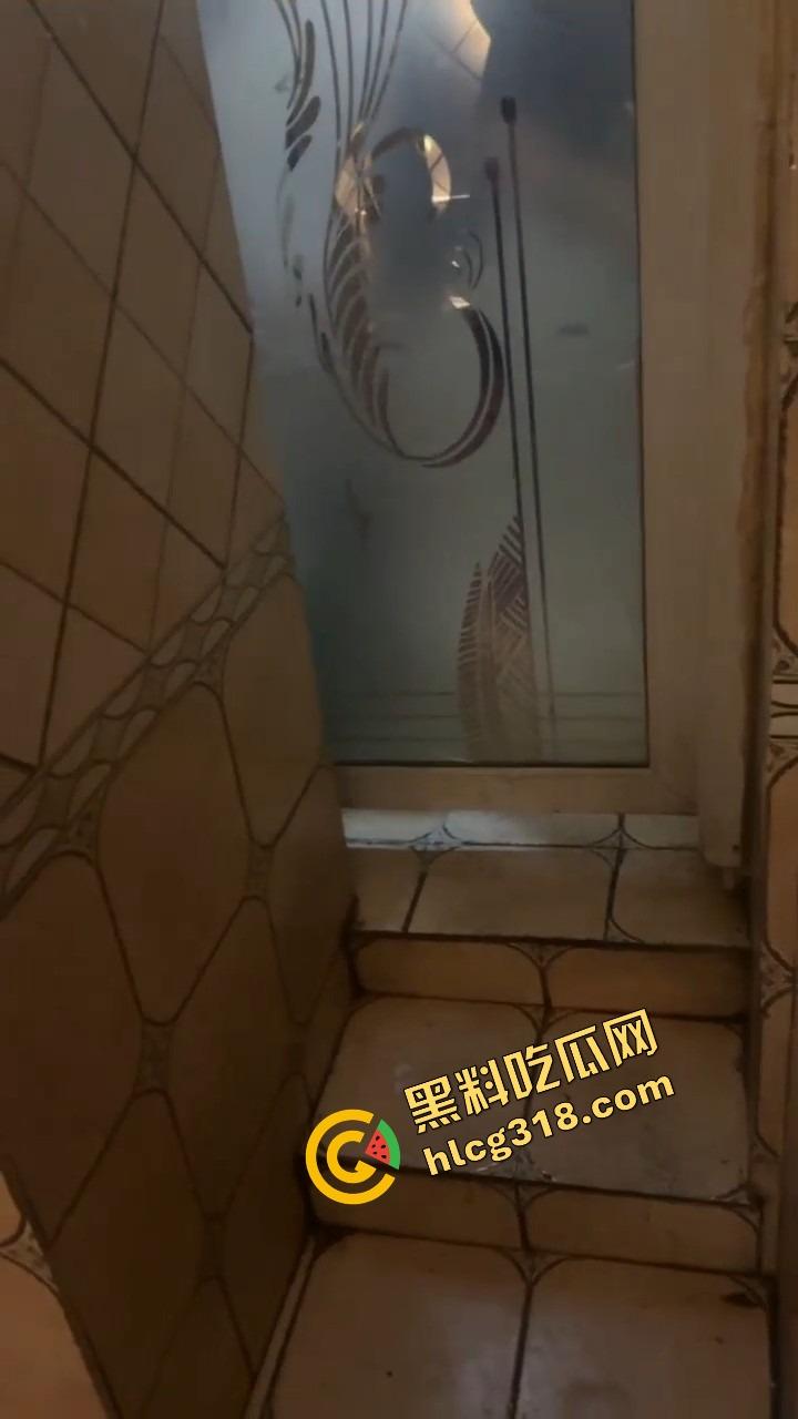 谁能想到吃个瓦匠烤鱼都能碰到厕所操逼，外面收瓶子里面打桩啪啪声盖过店里音乐，骚货一声不吭！-10