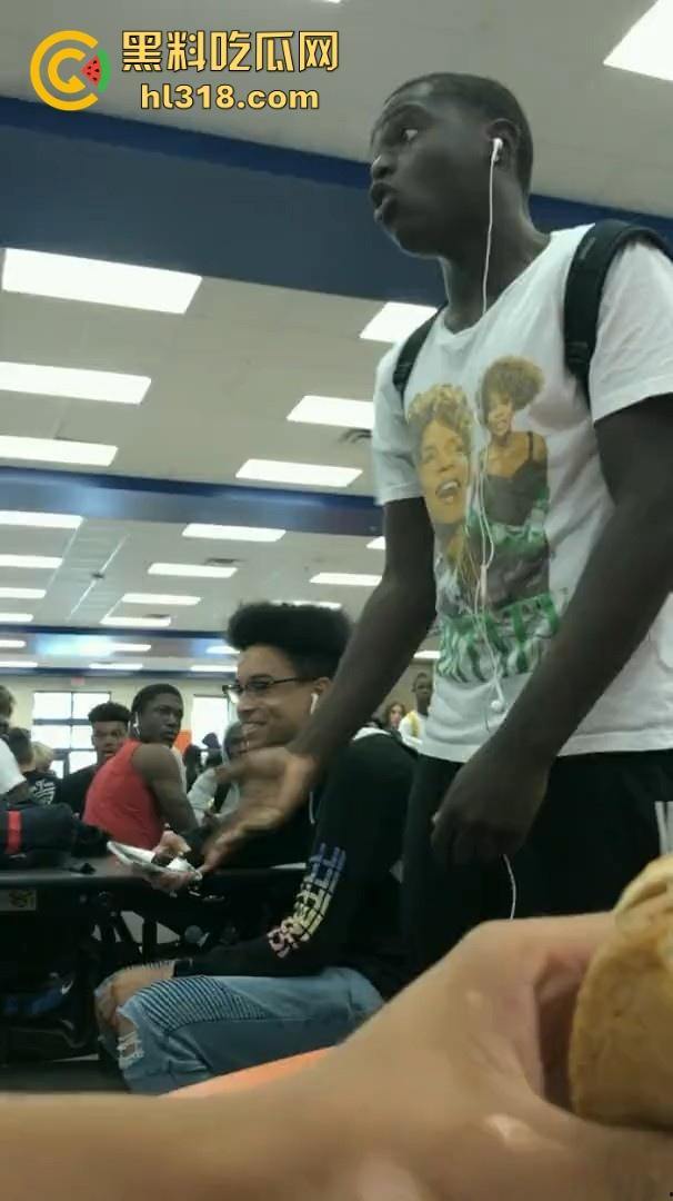 美国校园尼哥群殴现场曝光!堪比职业拳击MMA,真不讲道德,这么多人围殴一人!-1