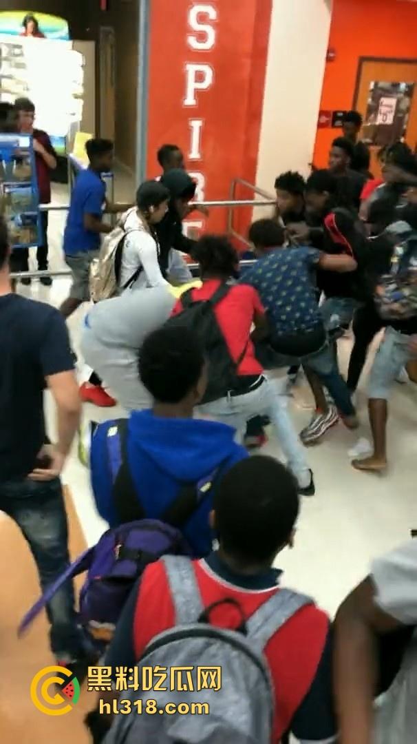 美国校园尼哥群殴现场曝光!堪比职业拳击MMA,真不讲道德,这么多人围殴一人!-4