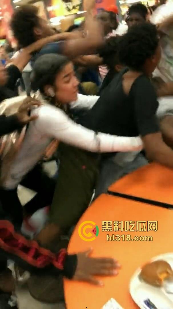 美国校园尼哥群殴现场曝光!堪比职业拳击MMA,真不讲道德,这么多人围殴一人!-5