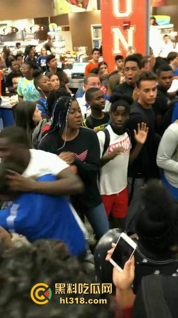 美国校园尼哥群殴现场曝光!堪比职业拳击MMA,真不讲道德,这么多人围殴一人!-8