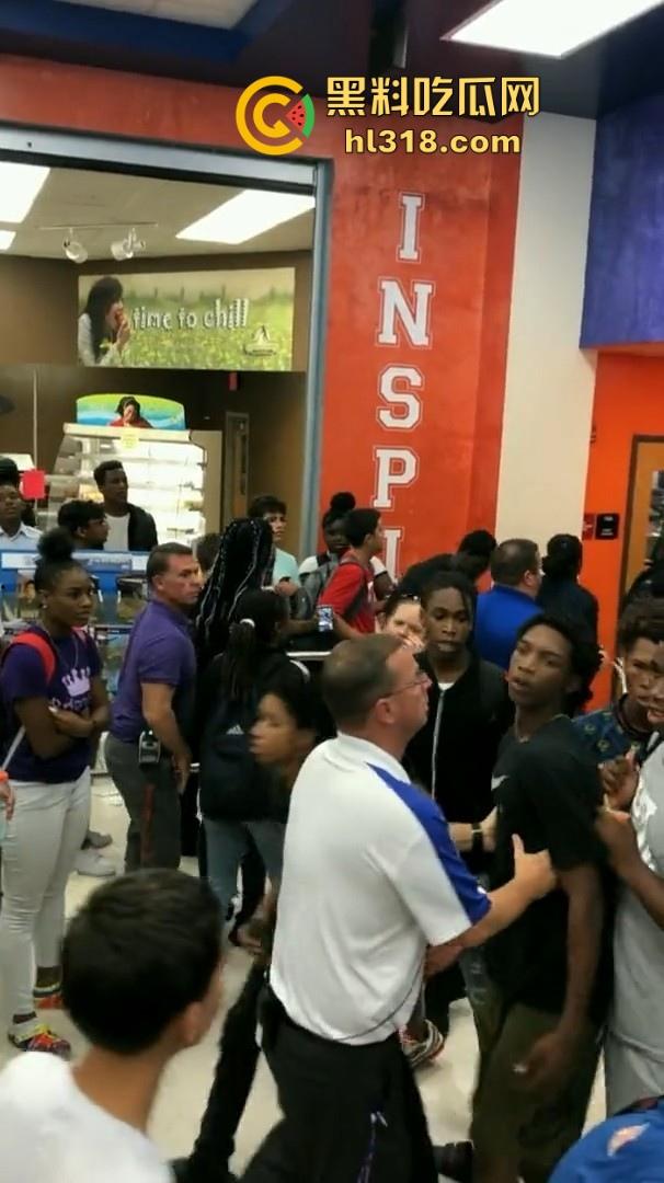 美国校园尼哥群殴现场曝光!堪比职业拳击MMA,真不讲道德,这么多人围殴一人!-9