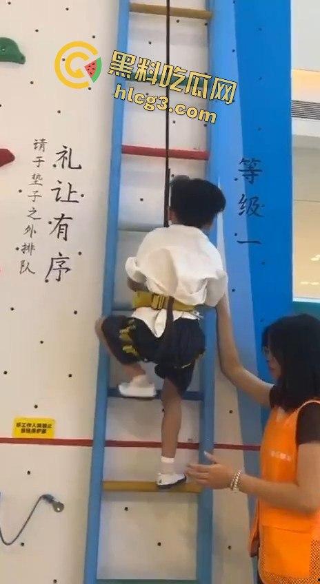 肇庆四会市攀岩小孩掉下来的惊悚瞬间，家长们心碎不已！